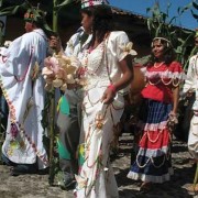 For the festival the eight Kings and Queens of Corn, elected from each of the municipality´s zones,  dress in elaborate outfits decorated with corn.