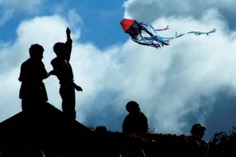 Kids flying kites  (photo: Iván Castro/ivancastroguatemala.com)