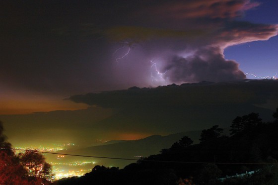 Lightning storm approaches Antigua from the west (photo: Guido Lucci)